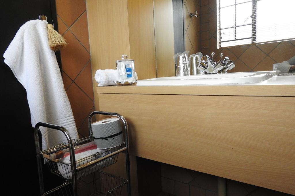 Willow Place Guest House Мідранд Екстер'єр фото